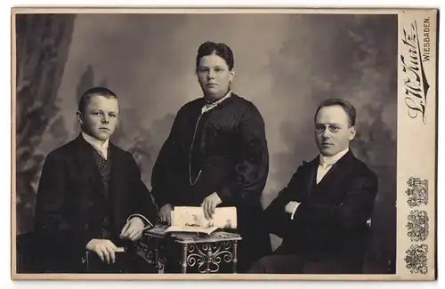 Fotografie L. W. Kurtz, Wiesbaden, Friedrichstrasse 4, Mutter mit ihren zwei Söhnen