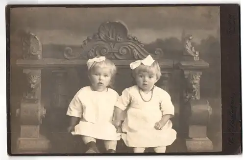 Fotografie Carl Stallechner, Trostberg, Süsse kleine Mädchen auf antiker Bank