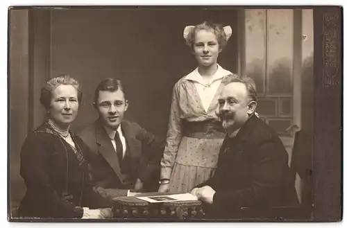 Fotografie Th. Eppler, Dresden, Hauptstrasse 24, Sympathische Familie am Tisch