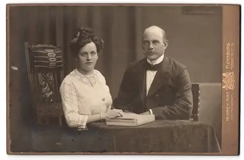 Fotografie Heinrich Hinz, Flensburg, Toosbuystrasse 15, Dame im Spitzenkleid mit Gemahl