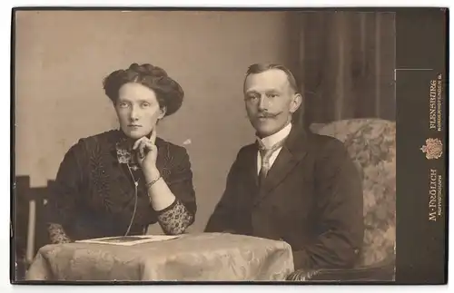 Fotografie M. Frölich, Flensburg, Norderhofenden 9, Herr mit Krawatte und Gemahlin