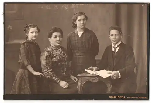 Fotografie Georg Meyer, Braunschweig, Bankplatz 3, Dame in gestreifter Bluse mit ihren Kindern