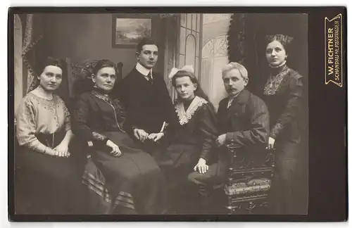 Fotografie W. Fichtner, Schandau, Poststrasse 31, Mutter mittleren Alters mit ihrer Famile