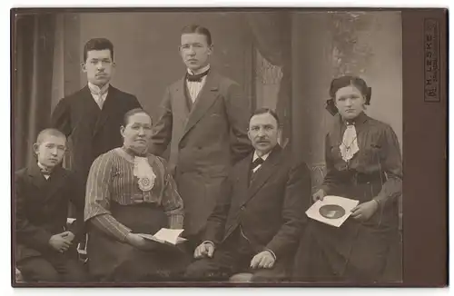 Fotografie H. Leske, Spandau, Schönwalderstrasse 2, Ehepaar mit seinen Kindern