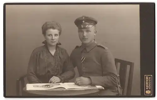 Fotografie A. Wertheim, Berlin, Königstr., Deutscher Soldat in Uniform mit seiner schönen jungen Gemahlin