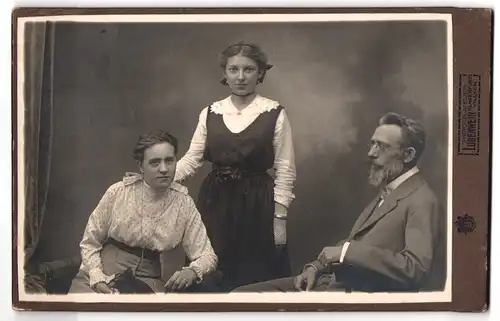 Fotografie Atelier Lobenwein, Klagenfurt, Völkermarkterstr. 1, Eltern mit Tochter in Ausgeh-Kleidung