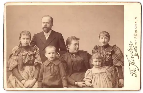 Fotografie Th. Kirsten, Dresden, Bautzenerstr. 12, Familienfoto in eleganter Kleidung