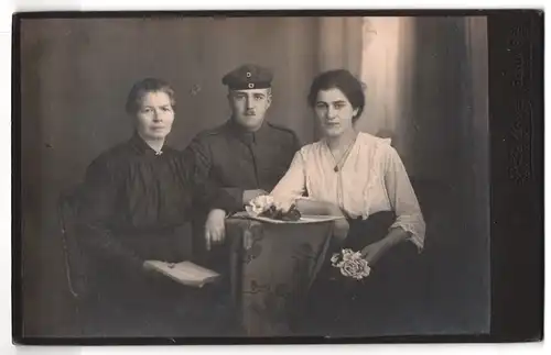 Fotografie P. Zallow, Berlin, Kottbuserdamm 29 /30, Soldat in Uniform mit seiner Frau und Mutter in eleganter Kleidung