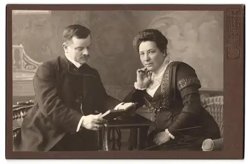Fotografie F. Maesser, Wernigerode, Ehepaar in Ausgeh-Kleidung