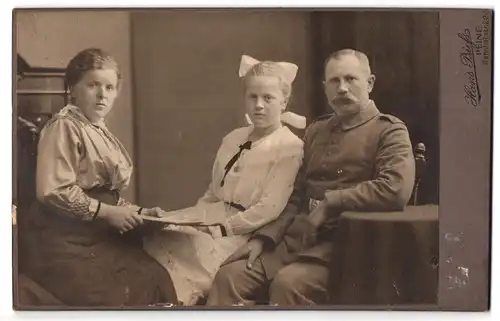 Fotografie Hans Priess, Peine, Bahnhofstr. 22, Vater in Uniform mit seiner Tochter und Frau