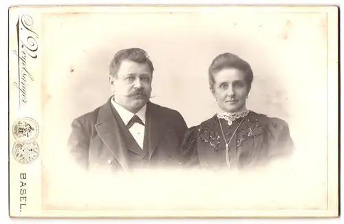 Fotografie S. Vogelsanger, Basel, Leonhardsgraben 23, Familie in eleganter Kleidung mit Spitz