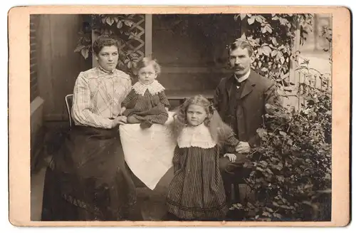 Fotografie unbekannter Fotograf und Ort, Familie in Sonntagskleidung im Garten