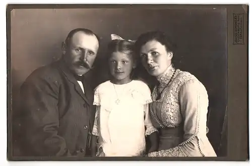 Fotografie Julius Simonsen, Oldenburg / Holstein, Am Markt 25, Junge Familie in Ausgeh-Kleidung