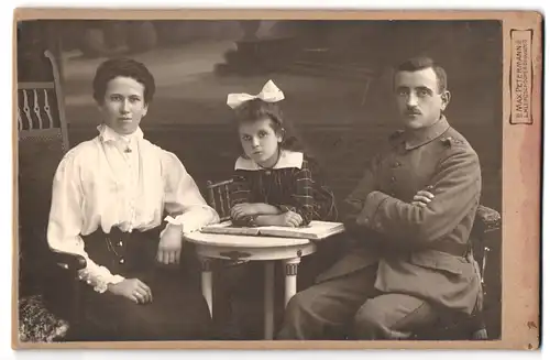 Fotografie Max Petermann, L. Kleinzschocher, Dieskaustr. 13, Soldat in Uniform mit seiner Frau und Tochter