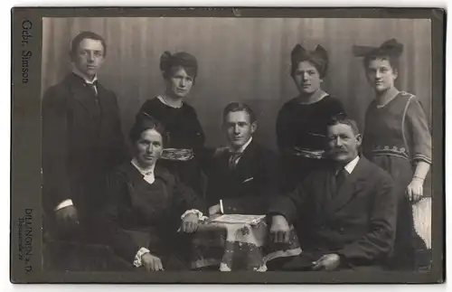 Fotografie Gebr. Simson, Dillingen a. D., Donaustrasse 39, Familie in eleganter Kleidung mit einem Lächeln