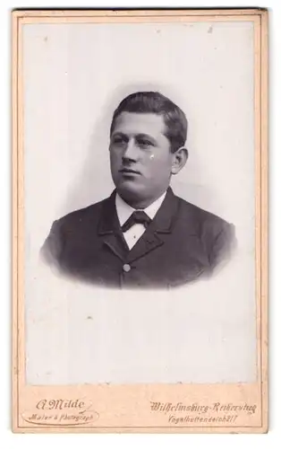 Fotografie A. Milde, Wilhelmsburg /Reiherstieg, Vogelhüttendeich 217, Portrait junger Mann im Anzug mit Fliege