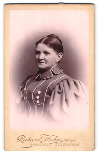 Fotografie Richard Zahn, Bielefeld, Sieckerwall, Portrait ältere Dame im modischen Kleid