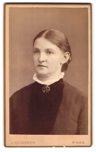 Fotografie J. Hülsenbeck, Minden, Marienwallstrasse, Portrait junge Dame mit Kragenbrosche