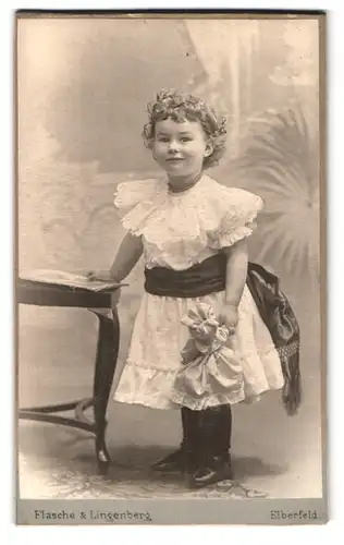 Fotografie Flasche & Lingenberg, Elberfeld, Mäuerchenstrasse 26, Portrait kleines Mädchen im weissen Kleid