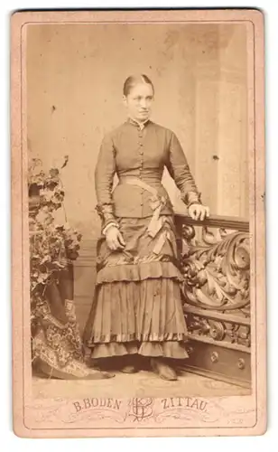 Fotografie Bruno Boden, Zittau, Breitestrasse 9, Portrait junge Dame in zeitgneössischer Kleidung