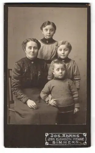 Fotografie Jos. Adams, Simmern, Portrait bürgerliche Dame mit zwei Mädchen und einem Jungen