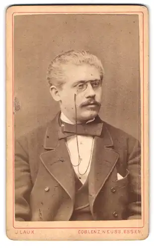 Fotografie J. Laux, Coblenz, Schlossstrasse, Portrait eleganter Herr mit Zwicker und Oberlippenbart