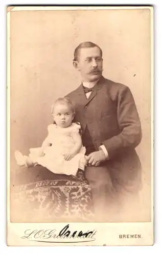 Fotografie L. O. Grienwaldt, Bremen, Wall 86, Portrait bürgerlicher Herr mit kleinem Mädchen