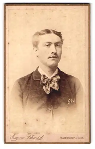 Fotografie Eugen Schmid, Marburg a. d. Lahn, Portrait junger Herr in modischer Kleidung