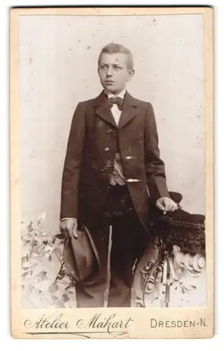 Fotografie Otto Wendt, Dresden-N, Bautznerstrasse 29, Portrait junger Mann im Anzug mit Fliege