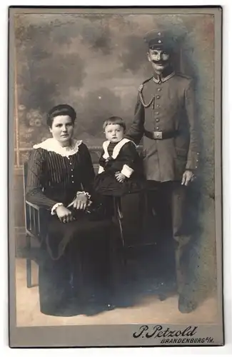 Fotografie Paul Petzold, Brandenburg a /H., Portrait Soldat in Uniform mit Frau und Kind