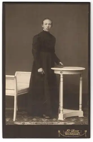 Fotografie Fr. Rose, Wernigerode, Nicolaiplatz 1, Portrait junge Dame im Kleid mit Buch in der Hand