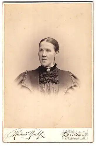 Fotografie Hahn`s Nachfl., Dresden, Waisenhaus-Strasse 16, Portrait ältere Dame mit zurückgebundenem Haar