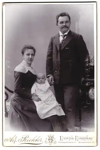 Fotografie Adolph Richter, Leipzig-Lindenau, Merseburger-Strasse 61, Portrait bürgerliches Paar mit einem Baby