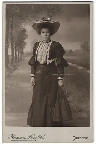 Fotografie Hermann Herzfeld, Dresden, Portrait junge Dame in hübscher Kleidung mit Hut
