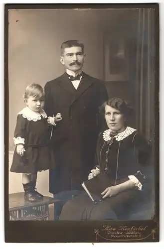 Fotografie Max Hentschel, Dresden-Löbtau, Reisewitzerstrasse 11, Portrait bürgerliches Paar mit kleiner Tochter
