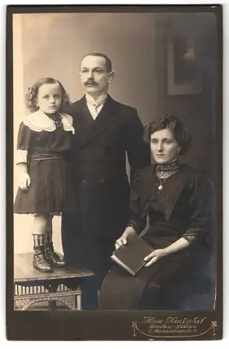 Fotografie Max Hentschel, Dresden-Löbtau, Reisewitzerstrasse 11, Portrait bürgerliches Paar mit kleiner Tochter