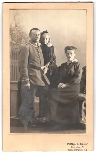 Fotografie Hermann Krätzer, Dresden-A, Rosenstrasse 48, Portrait Soldat in Uniform mit Frau und Tochter