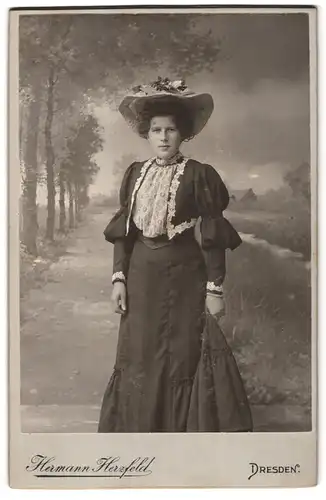 Fotografie Hermann Herzfeld, Dresden-A, Portrait junge Dame in hübscher Kleidung mit Hut