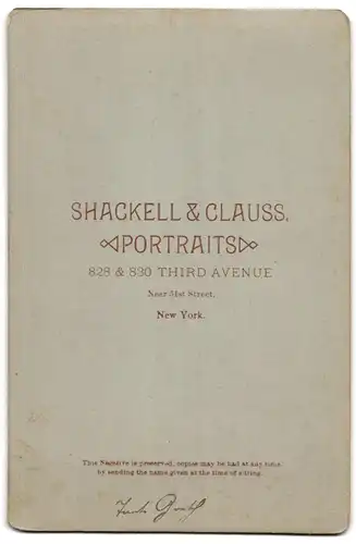 Fotografie Schackell & Clauss, New York, 828 & 830, Third Avenue, Portrait hübsch gekleidete Dame mit Medaillon