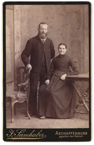 Fotografie J. Samhaber, Aschaffenburg, Portrait bürgerliches Paar in zeitgenössischer Kleidung