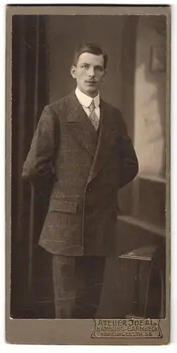 Fotografie Atelier Ideal, Hamburg-Barmbeck, Hamburgerstrasse 58, Portrait junger Herr im Anzug mit Krawatte