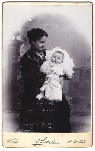 Fotografie O. Srutek, Wall. Meseritsch, Vsetinska u. Cis 205, Portrait bürgerliche Dame mit Baby auf dem Arm