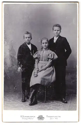 Fotografie Atelier Schwalbach, Frankfurt a. M., Hessisches Palais, Portrait modisch gekleidetes Mädchen & zwei Jungen