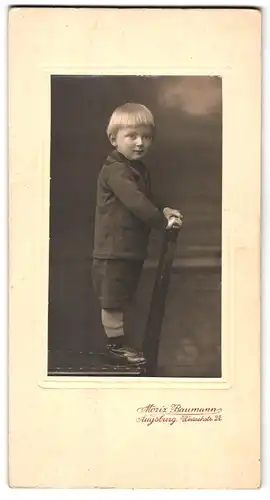 Fotografie Moriz Baumann, Augsburg, Wertachstrasse 27, Portrait kleiner Junge in modischer Kleidung