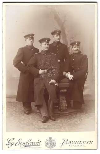 Fotografie Gg. Engelbrecht, Bayreuth, Kanalstrasse 11, Portrait vier Soldaten in Uniform mit Schirmmütze