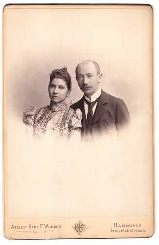 Fotografie Karl F. Wunder, Hannover, Friedrichstrasse, Portrait junges Paar in modischer Kleidung