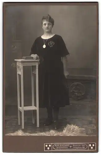 Fotografie Max Bolloni, Walsrode, Moorstrasse 145, Portrait junge Dame im Samtkleid mit Medaillon