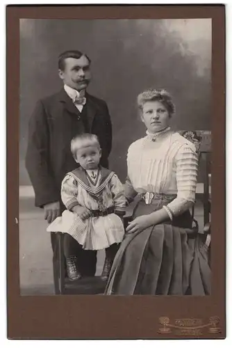 Fotografie Ph. Strieth, Lippstadt, Portrait junges Paar mit kleiner Tochter in zeitgenössischer Kleidung