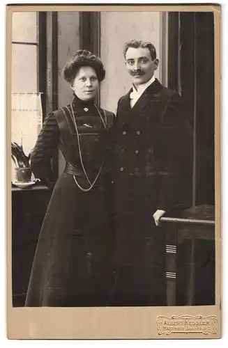 Fotografie Albert Kessler, Hattingen a. d. Ruhr, Portrait junges Paar in modischer Kleidung