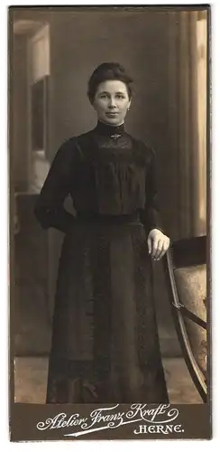 Fotografie Franz Kraft, Herne, Portrait junge Dame im Kleid an Stuhl gelehnt